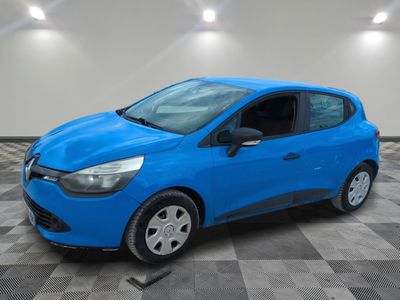 une voiture bleue est garée dans une pièce au sol à carreaux
