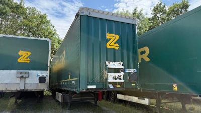 deux semi-remorques garées côte à côte dans un champ