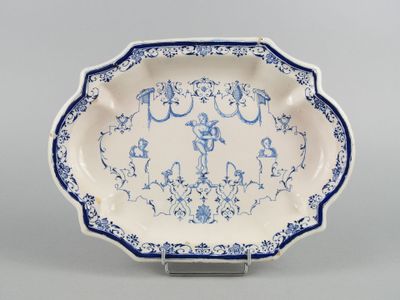 une assiette bleue et blanche ornée d'un motif représentant des oiseaux et des fleurs