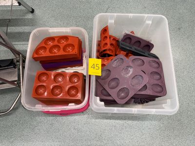 Lot de moules en silicone (2 caisses) - Photo 1