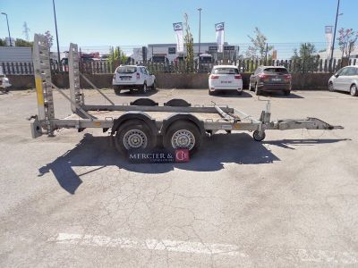 a trailer that is parked in a parking lot