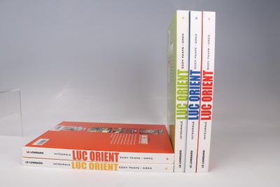 trois livres sont empilés sur une table