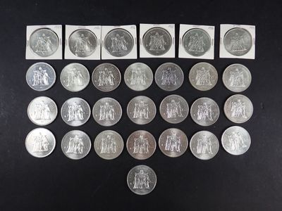 quelques pièces d'argent sont disposées en forme de cœur sur un fond noir