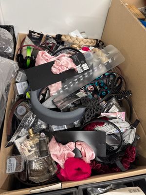 une boîte remplie d'objets assortis qui s'y trouvent