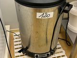 une photo d'un distributeur d'eau en acier inoxydable muni d'un couvercle noir