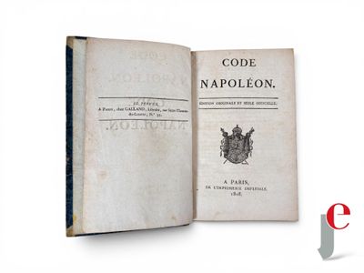 un livre ouvert sur lequel figure l'image d'un blason et un blason