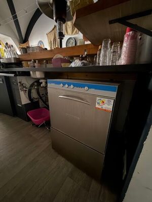 une photo d'une cuisine équipée d'un lave-vaisselle