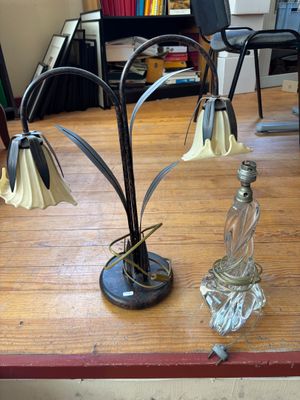 une table sur laquelle se trouvent une lampe et une bouteille en verre