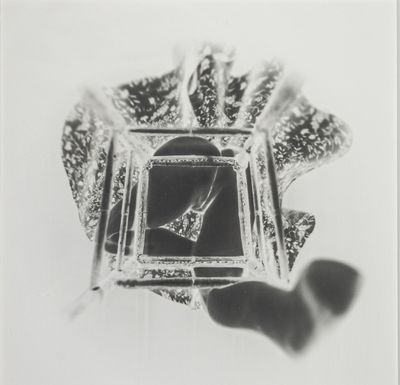 une photo en noir et blanc d'une personne tenant une horloge