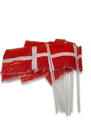 plusieurs drapeaux rouges et blancs fixés à des bâtons et ornés d'une croix blanche