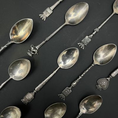 de nombreuses cuillères et cuillères-cuillères posées sur une surface noire