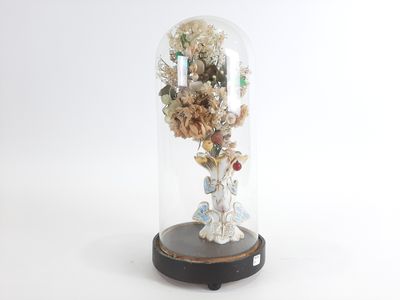 une cloche en verre contenant une fleur