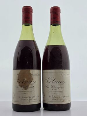 deux bouteilles de vin posées l'une à côté de l'autre sur une table