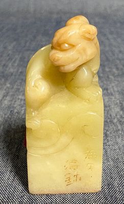 une petite statue représentant un singe assis sur un rocher