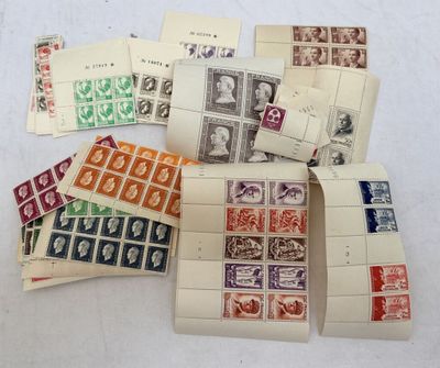 de nombreux types de timbres différents sur un fond blanc