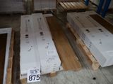 Plusieurs caisses en bois sont empilées sur des palettes dans un entrepôt