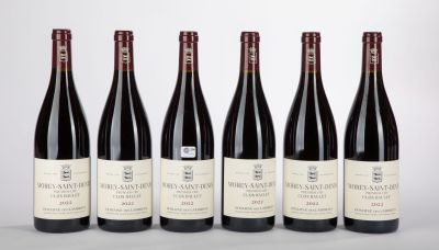 six bouteilles de vin rouge alignées