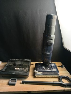 une photo en noir et blanc d'un bureau sur lequel se trouvent un ordinateur portable et un aspirateur
