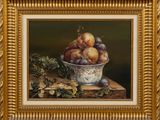 une peinture à l'huile représentant un bol de prunes et d'autres fruits posés sur une table