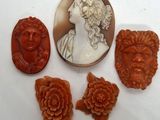 quatre camées sculptés représentant des femmes et des fleurs sont exposés sur un fond blanc