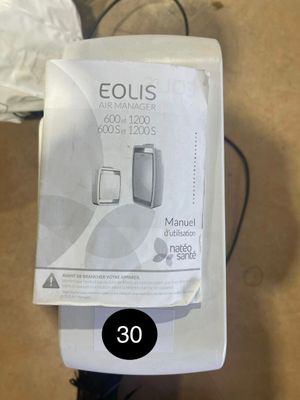 une image représentant une boîte contenant du matériel électronique posée sur une table