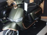 une moto posée sur un tapis dans une pièce