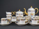 une image représentant un ensemble de tasses et de soucoupes posées sur une table