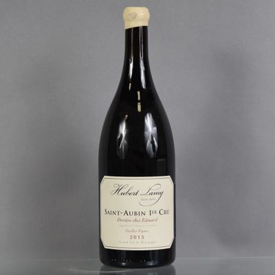 la bouteille de vin est posée sur une table en verre