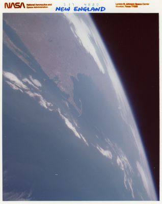 une image représentant une vue de la Terre depuis l'espace, avec une navette spatiale au premier plan