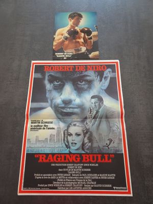 L'affiche du film « Raging Bull » est posée sur une table.