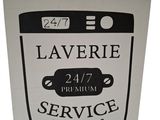 une pancarte indiquant « service de laverie » sur le devant d'une machine