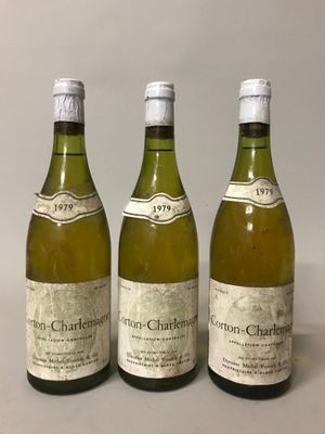 trois bouteilles de vin posées sur une table l'une à côté de l'autre