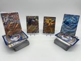 quatre cartes Pokémon différentes posées les unes sur les autres sur une table