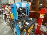 une machine qui se trouve à l'intérieur d'un bâtiment