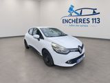 une voiture blanche garée devant un panneau indiquant « encheres 11 »