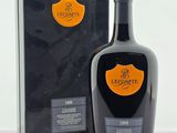 l'image d'une bouteille d'alcool placée à côté d'une boîte