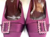 chaussons en satin violet ornés de boucles serties de pierres précieuses sur le bout