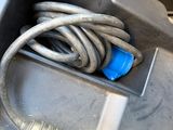 un tuyau raccordé au système de climatisation d'une voiture