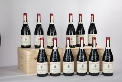 Plusieurs bouteilles de vin sont alignées sur une étagère à côté d'une bouteille de vin