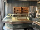 une vitrine en verre au milieu d'une pièce