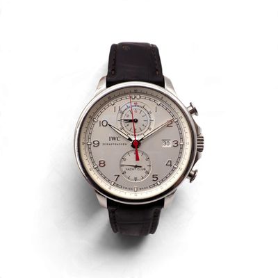 gros plan d'une montre sur une surface blanche