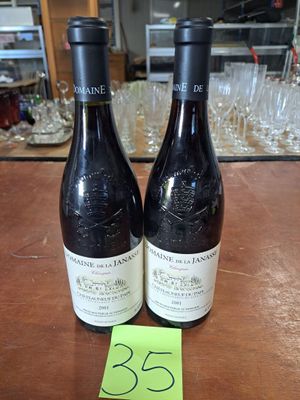 deux bouteilles de vin posées sur une table, avec une étiquette de prix