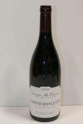 une bouteille de vin posée sur une table