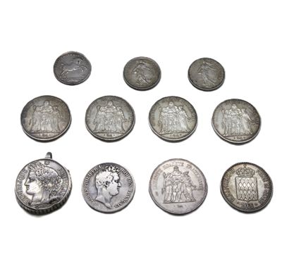 l'image d'un groupe de pièces de monnaie posées sur une surface blanche