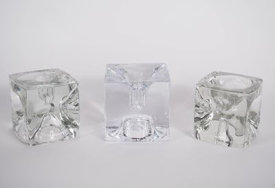 trois morceaux de verre posés les uns à côté des autres sur une surface blanche