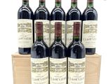 six bouteilles de vin rouge dans une caisse en bois sur fond blanc