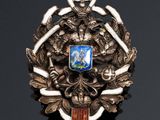 an image of a silver broochle with a coat of arms on it