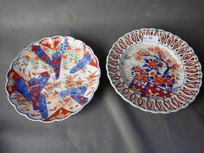 deux assiettes posées sur une table