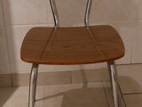 une chaise en bois qui se trouve dans une salle de bains