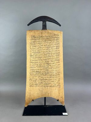 une grande feuille de papier sur laquelle sont inscrits des mots, posée sur un support